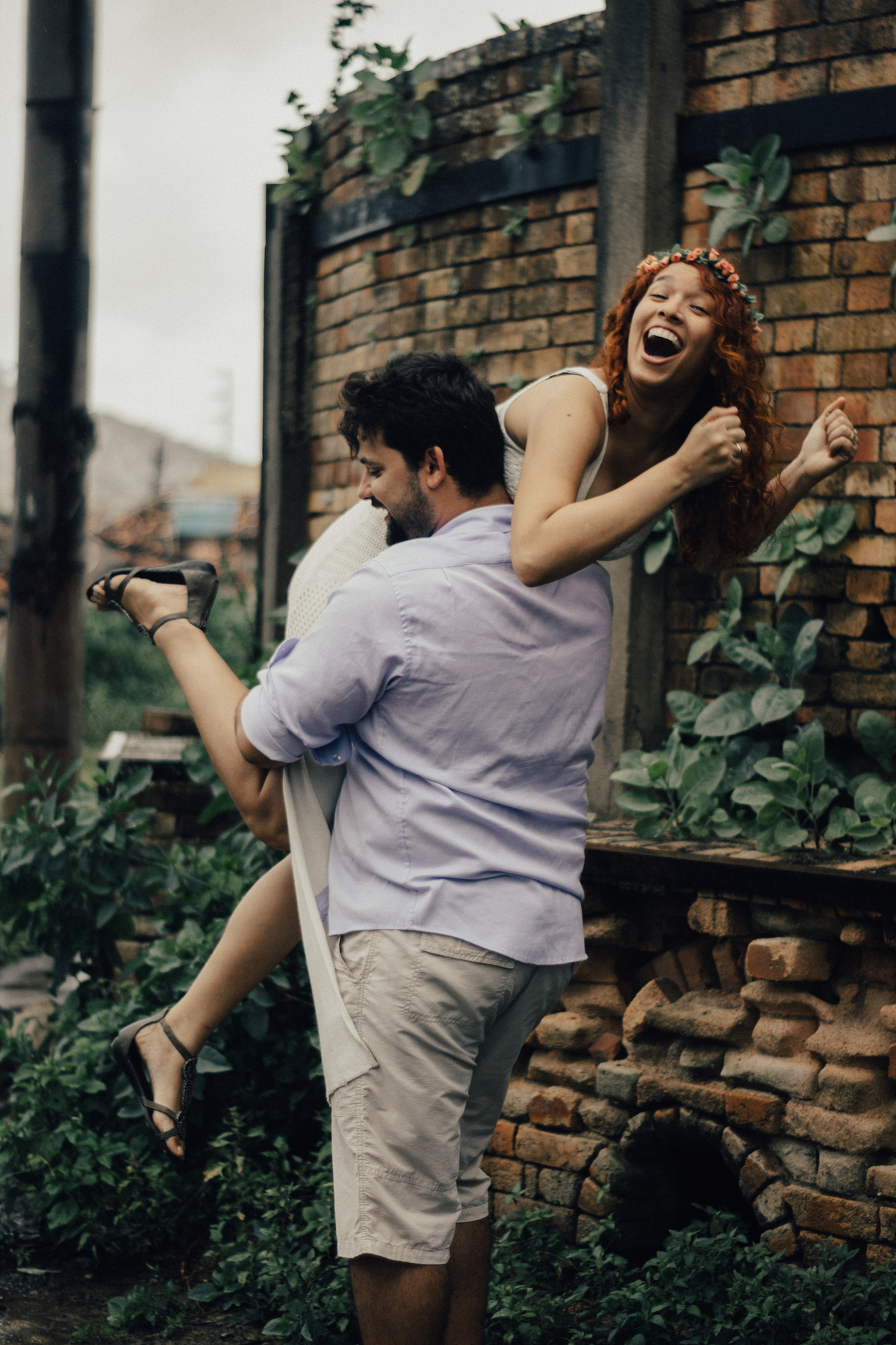 Momentos espontâneos sempre rendem boas fotos - Ensaio Pre Wedding em Gravatá