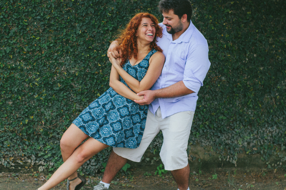 Dançando e sorrindo - Ensaio Pre Wedding em Gravatá