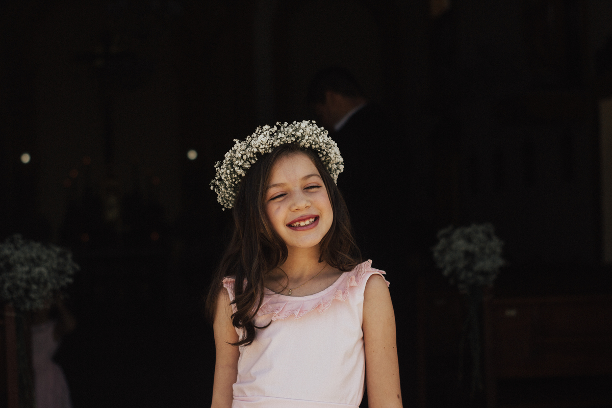 Daminha exibe sorriso contagiante momentos antes do casamento