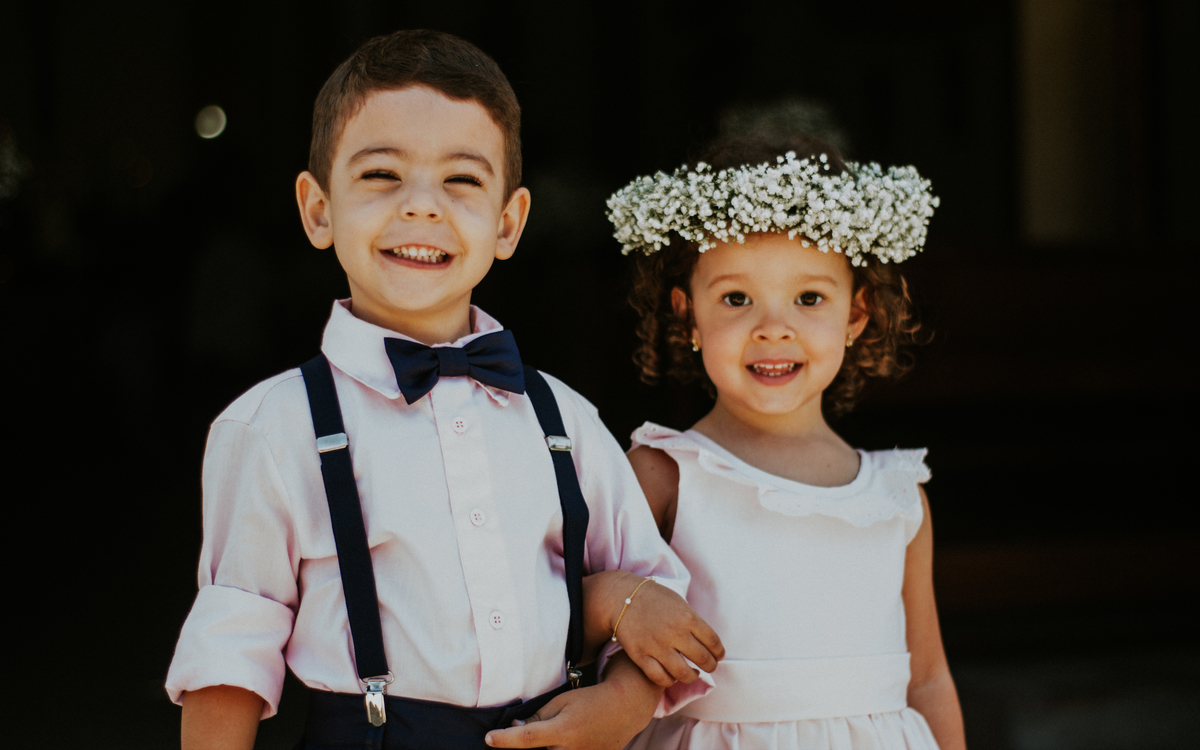 Daminha e Pajem roubam a atenção no casamento momentos antes de entrarem na igreja