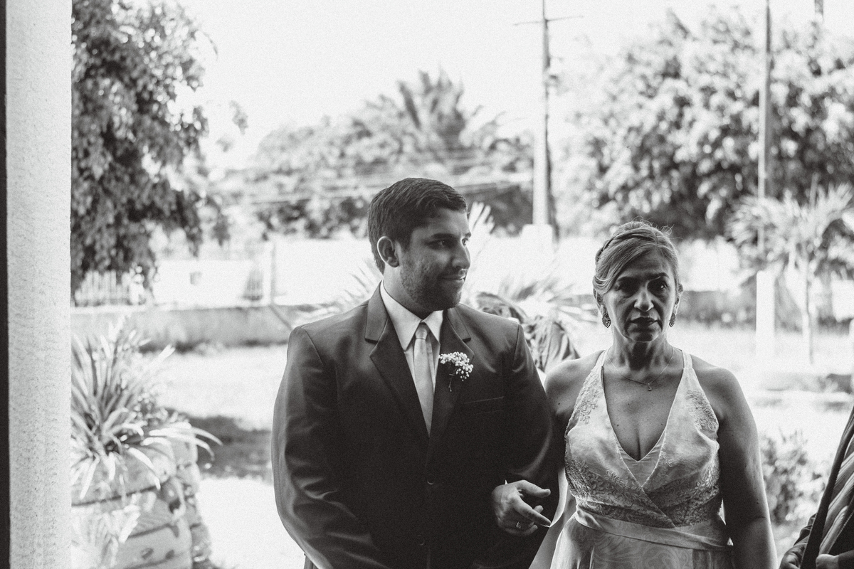 Entrada do noivo na igreja com sua mãe - Casamento