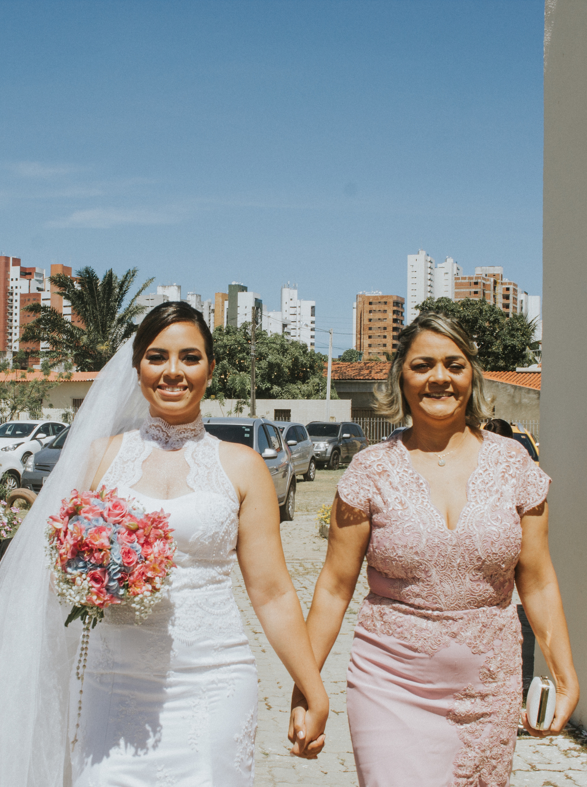 Noiva entrando na igreja com sua mãe