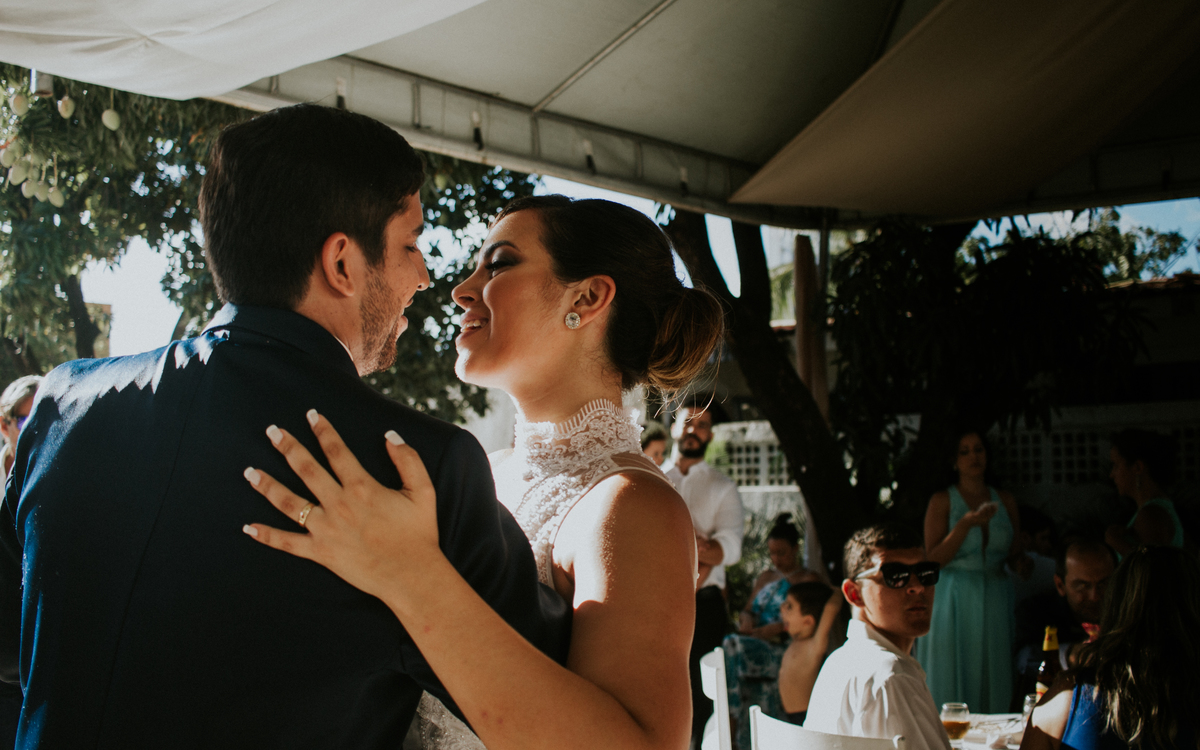 Casal realizando a primeira valsa
