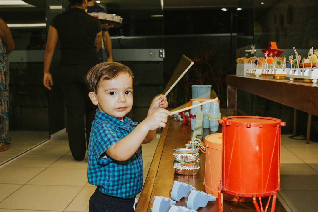 Aniversariante aprovando a decoração da festa