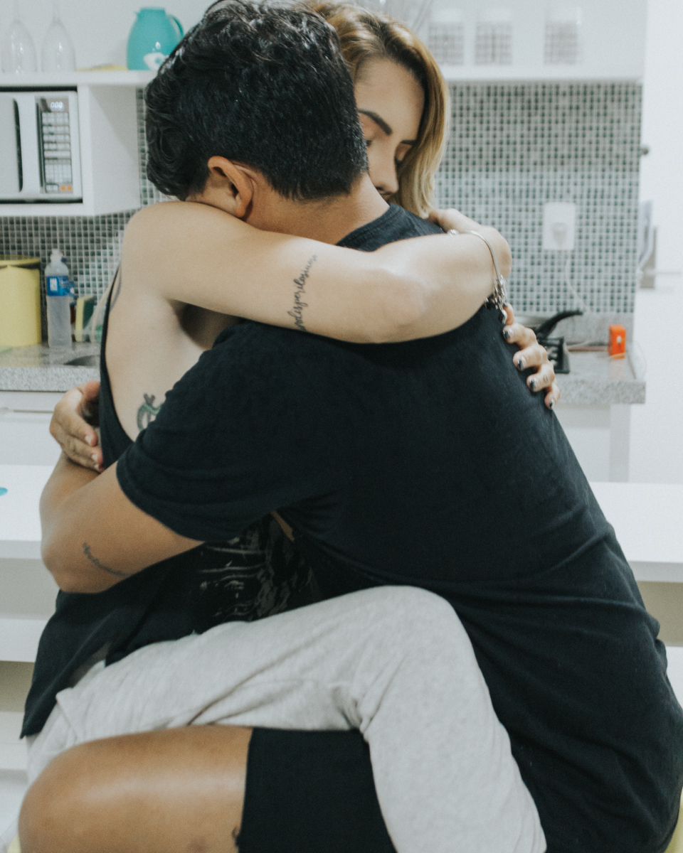 Abraço apertado. Casal