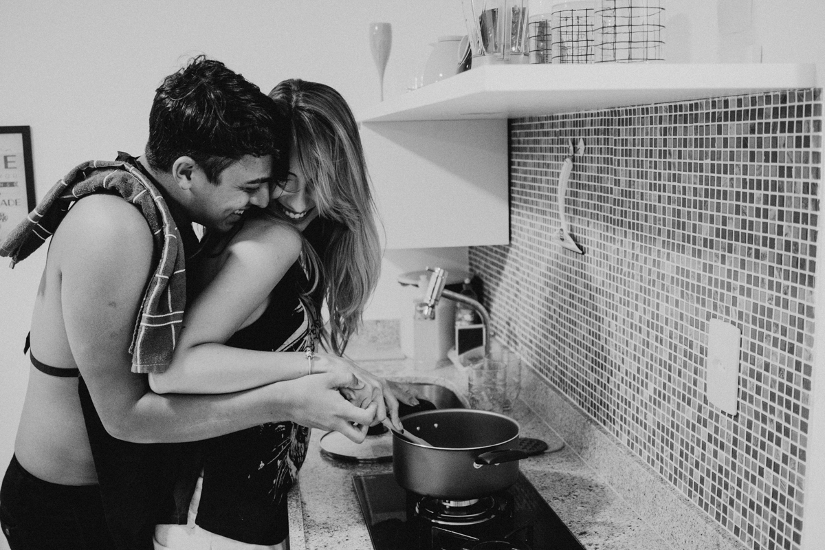 Casal cozinhando feliz