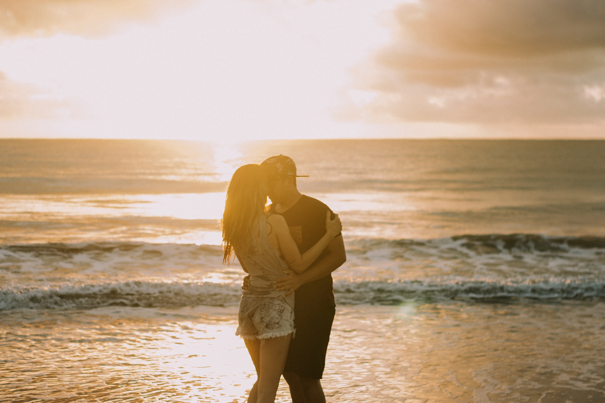 Beijo. Nascer do sol na praia