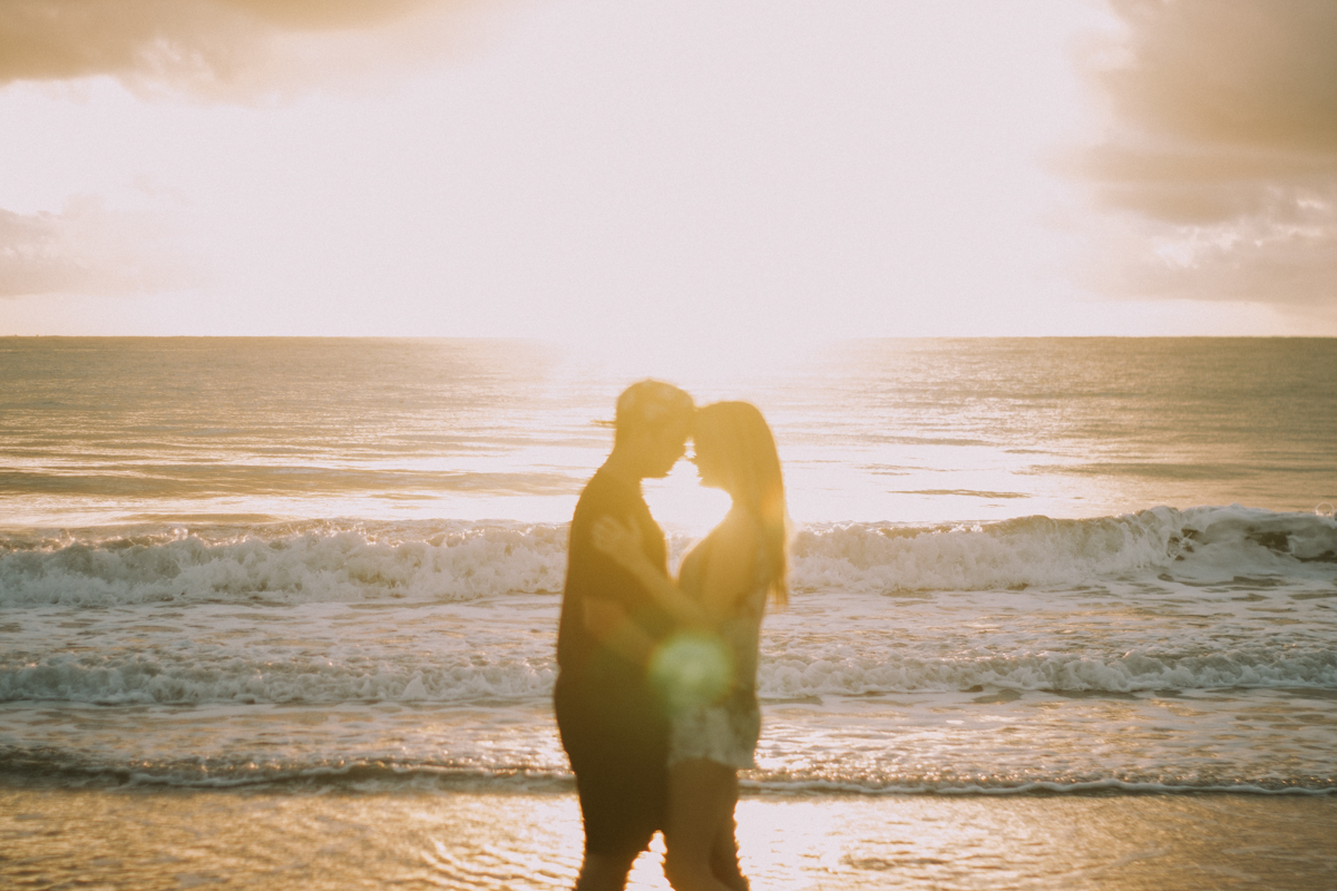 Casal na praia. Fotografia romântica