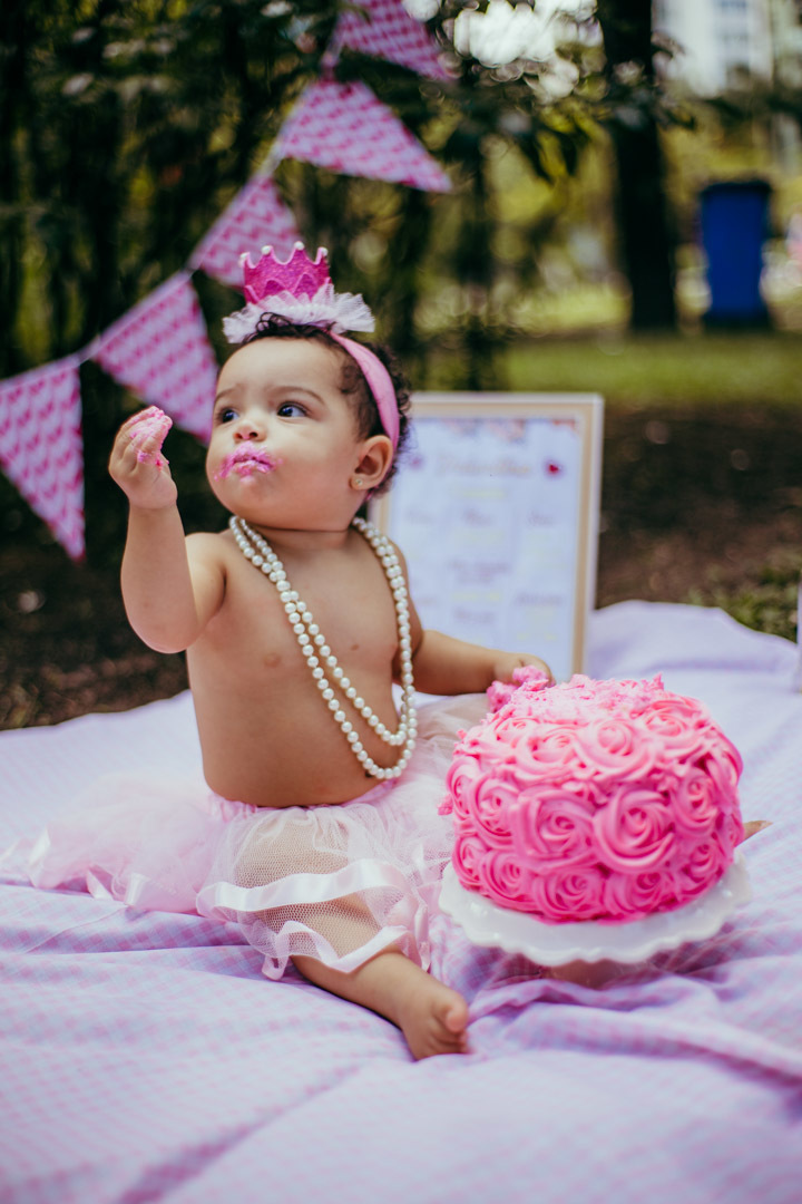 bebê provando bolo