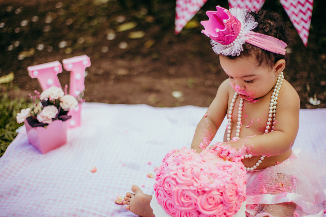 bebê brincando com bolo