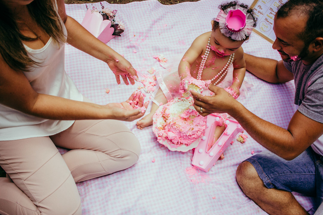 família com bebê no ensaio smash the cake