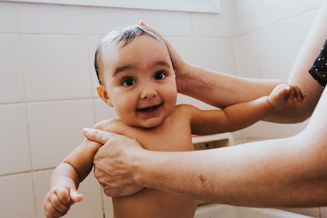Bebê tomando banho