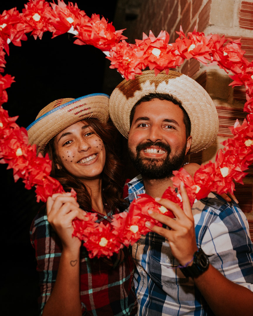 Casal com arranjo de coração