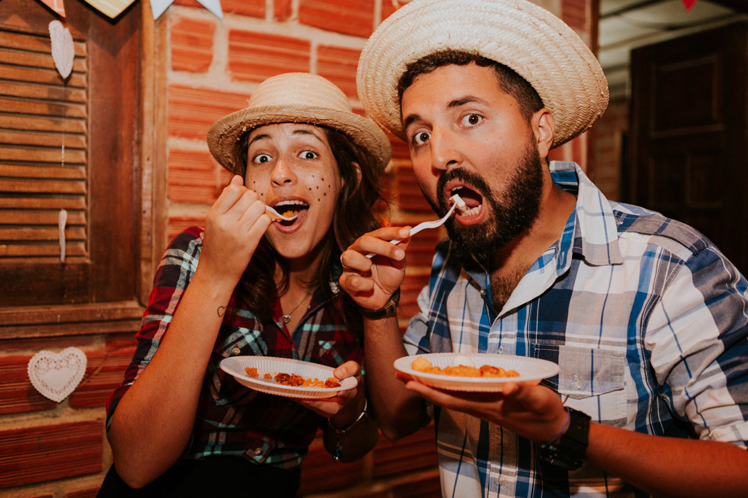 Casal comendo