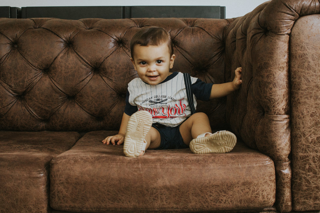 Bebê no sofá