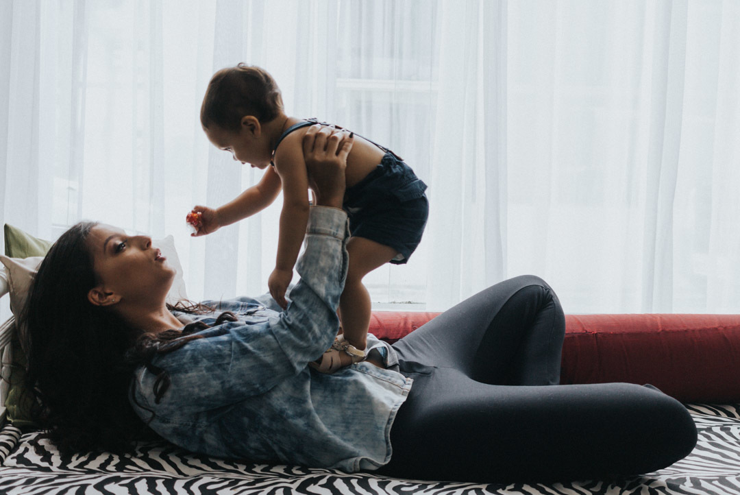 Mãe brincando com o filho