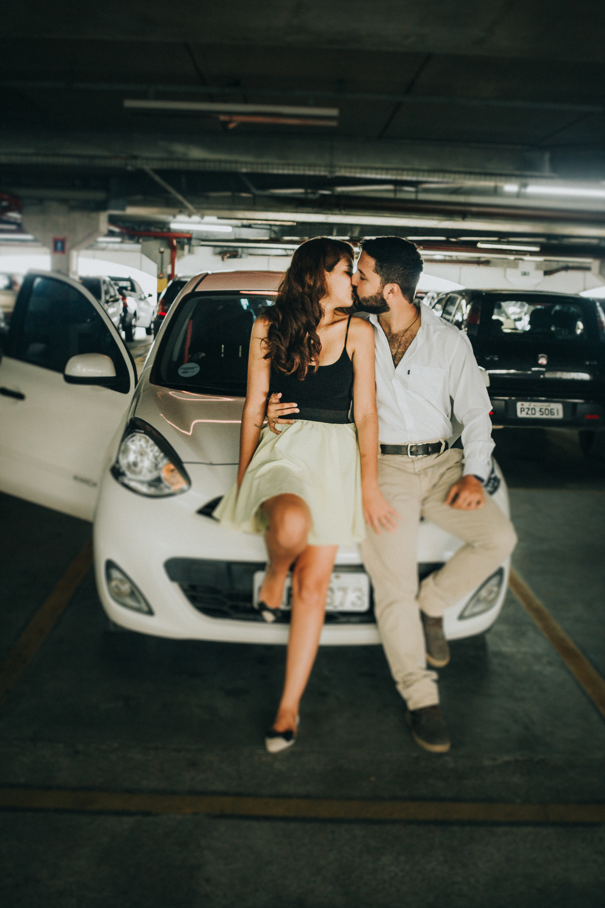 Casal no capô do carro