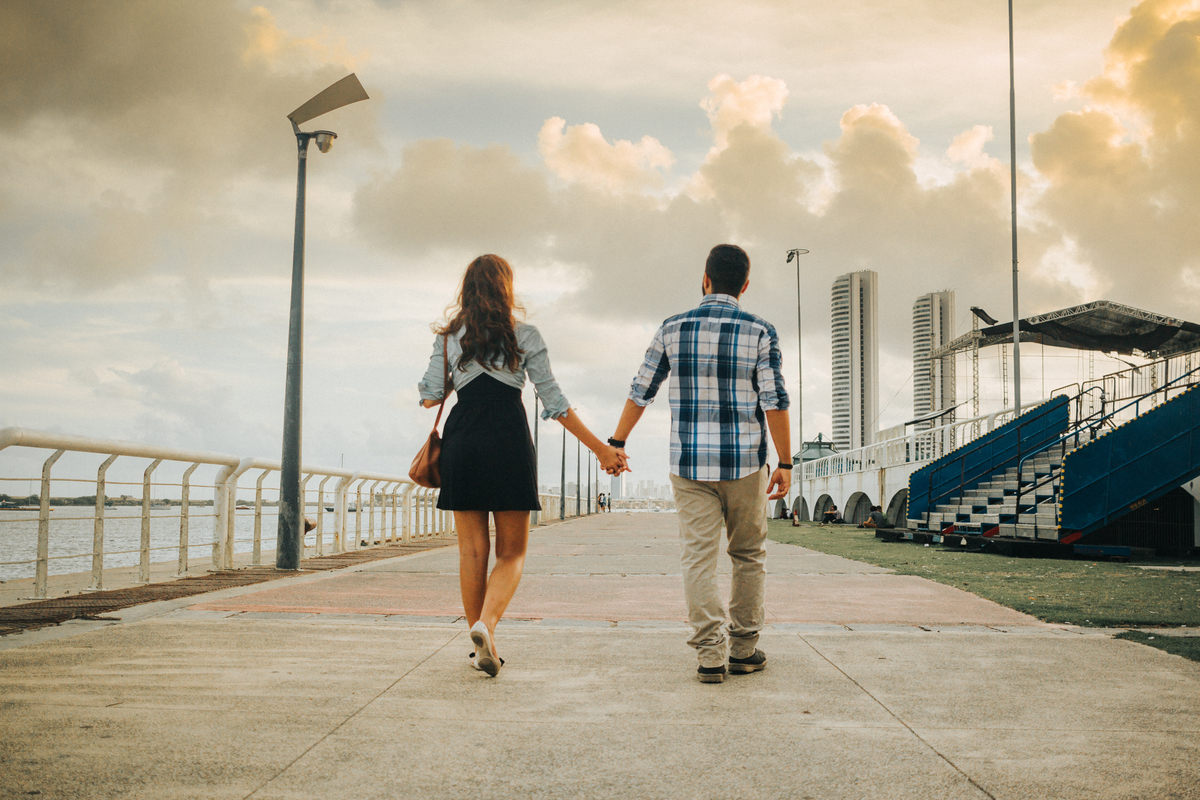 Casal andando de mãos dadas