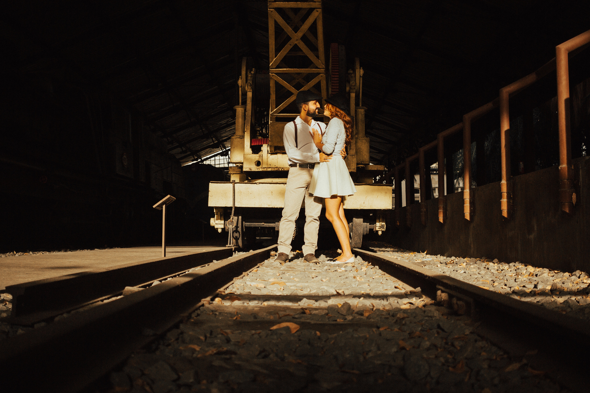 Casal nos trilhos do trem
