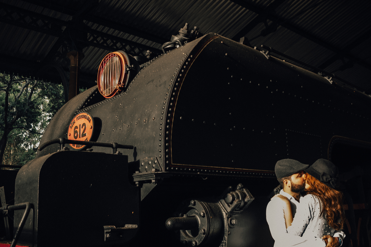 Casal com um trem antigo