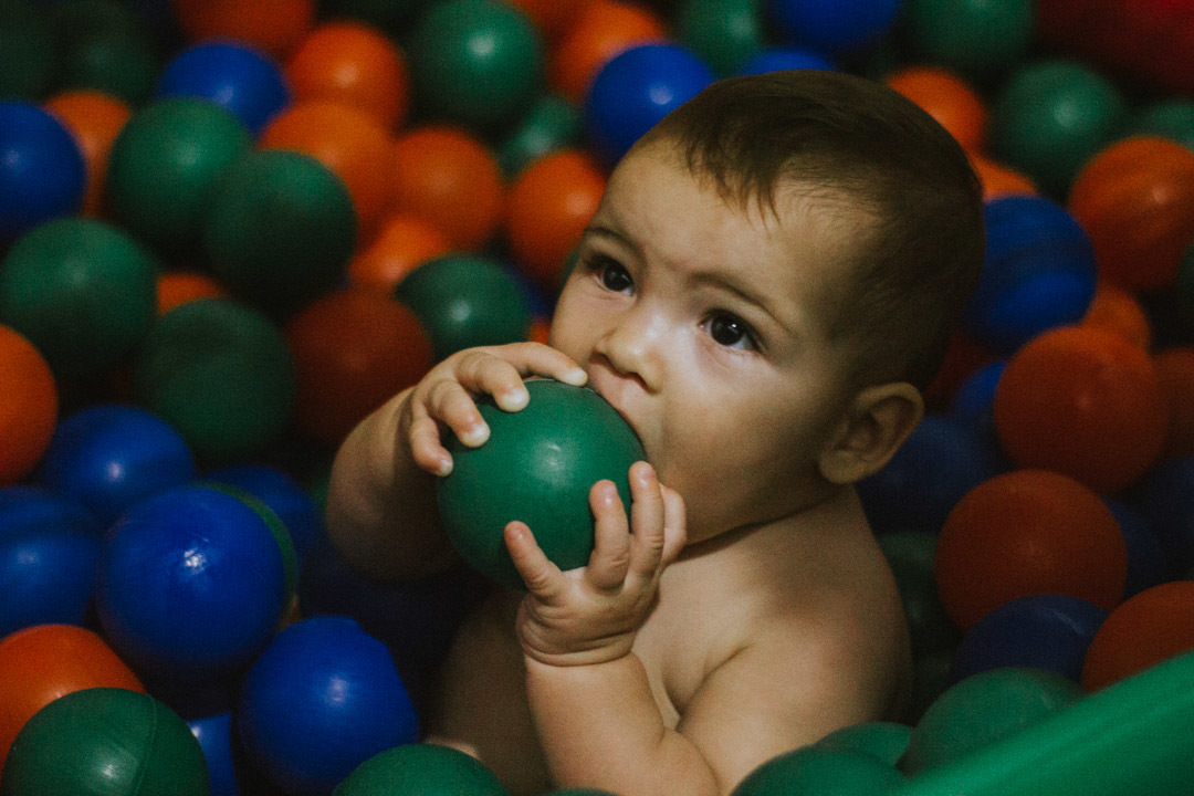 Bebê na piscina de bolinhas