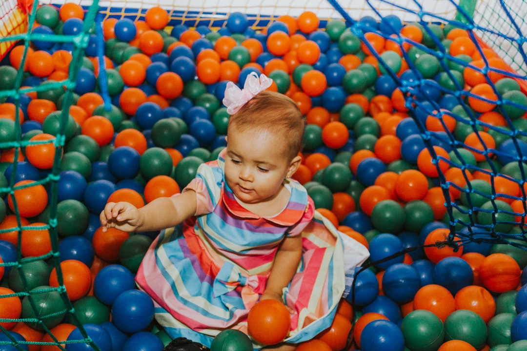 Bebê na piscina de bola