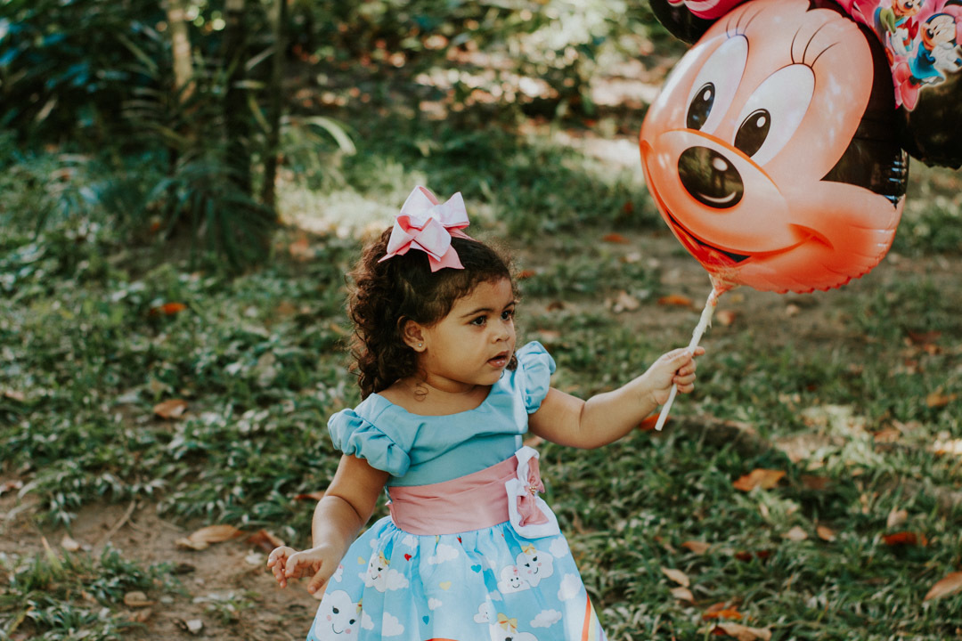 Menina com balão da minnie