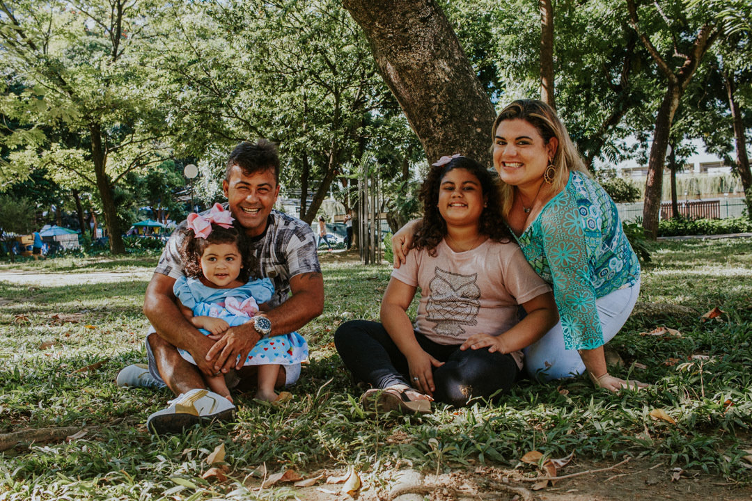 Família sentada na grama