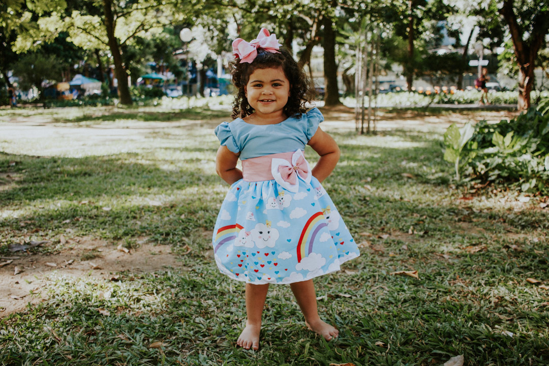 Menina com vestido de arco-íris