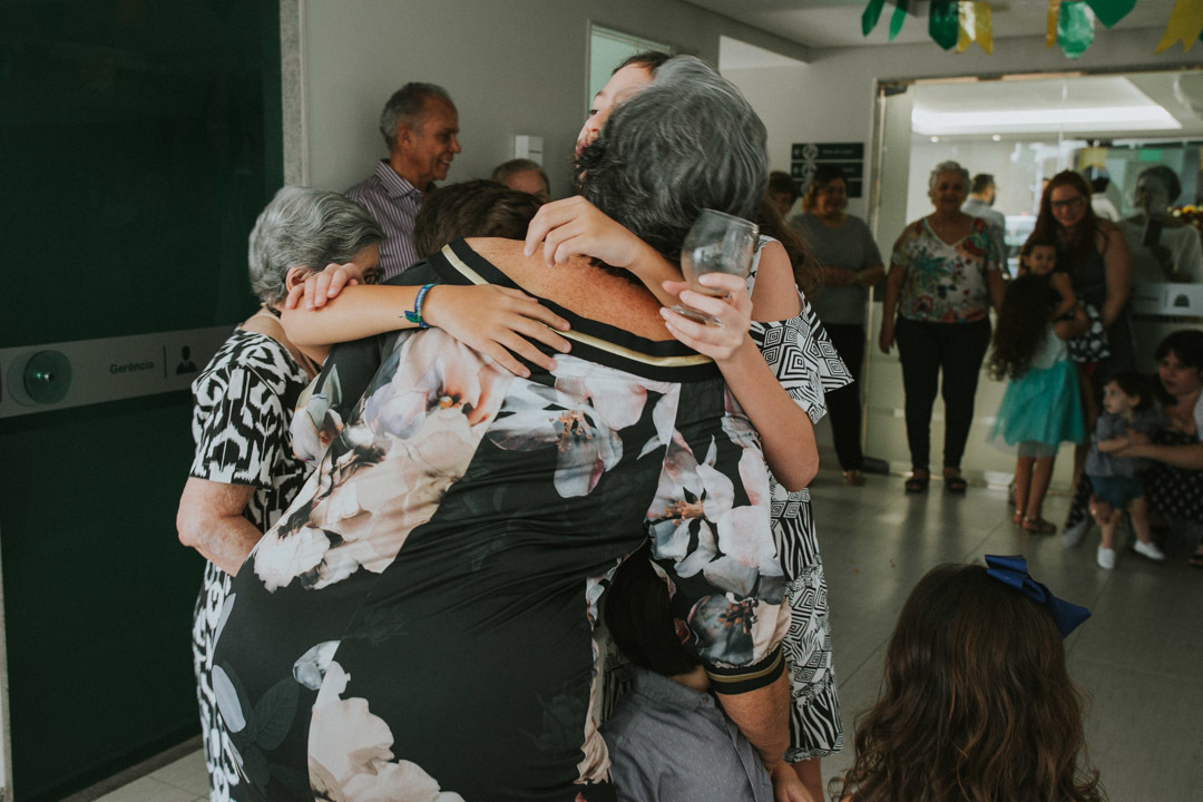 Netos abraçando a vovó