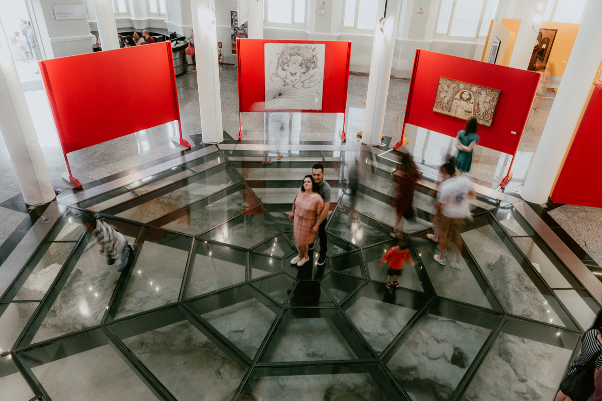 Casal no centro do museu
