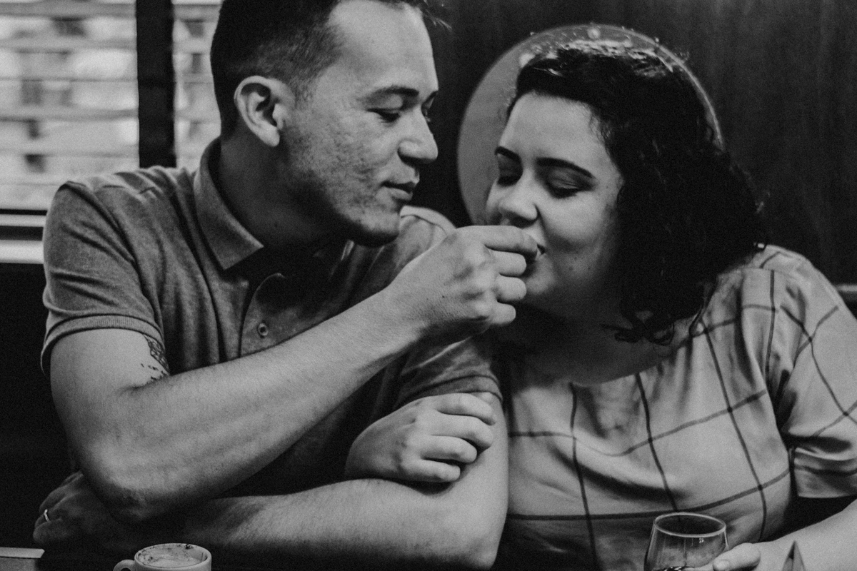 Casal comendo preto e branco