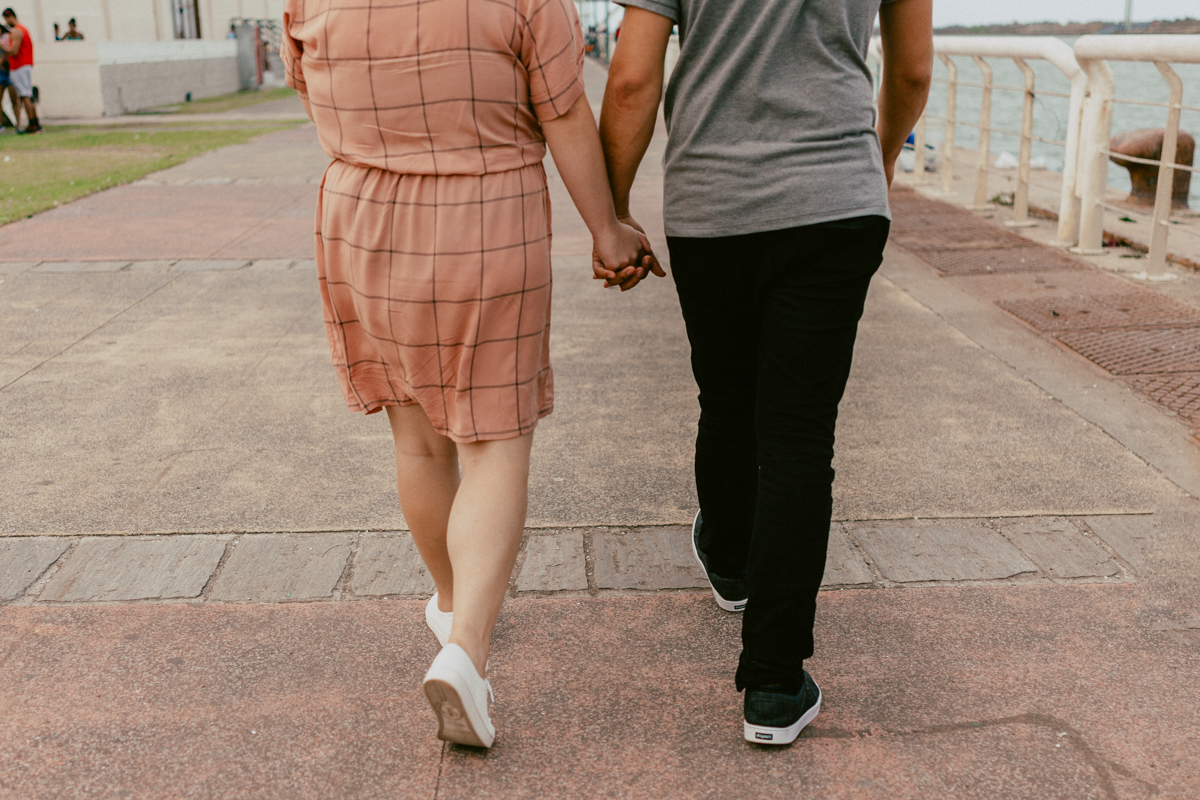 Casal andando de mãos dadas