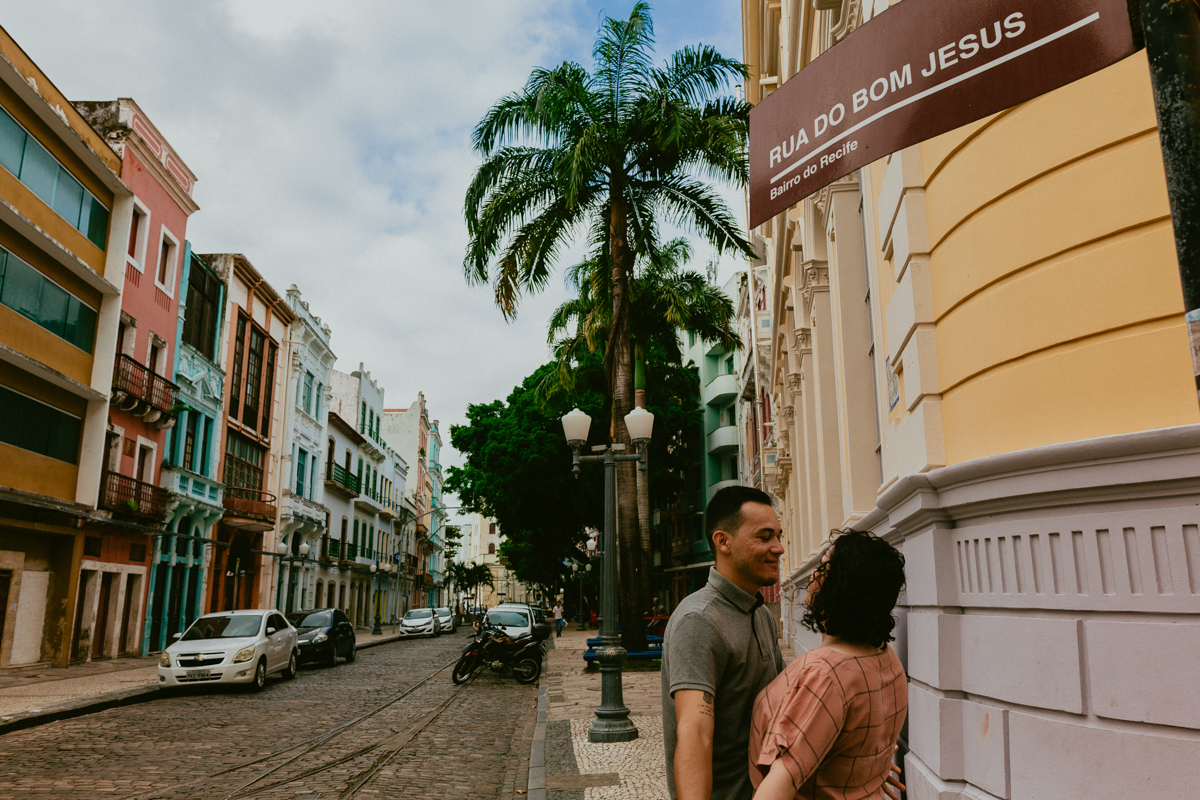 Casal andando na rua do bom jesus