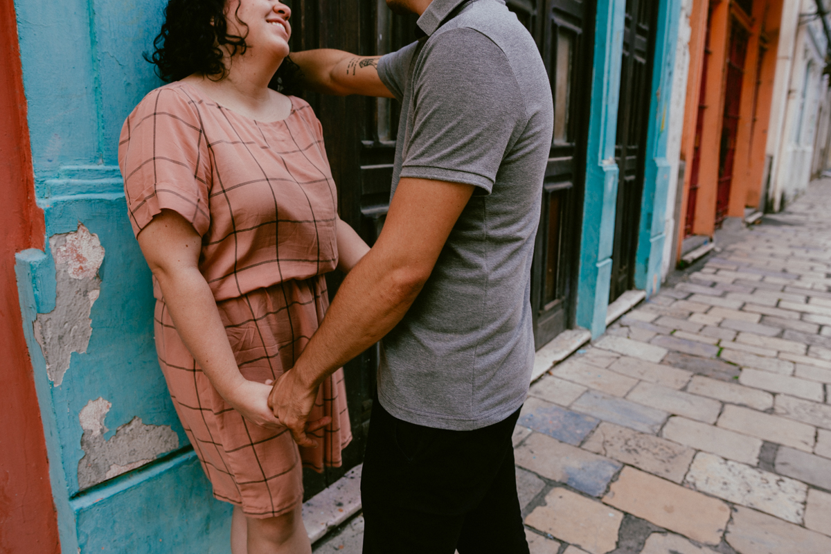 casal de mãos dadas