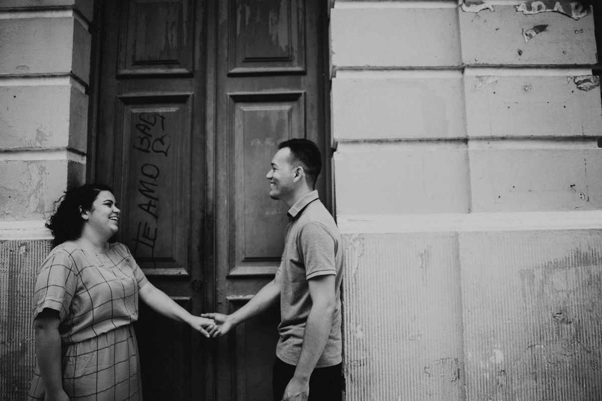 Casal na porta preto e branco