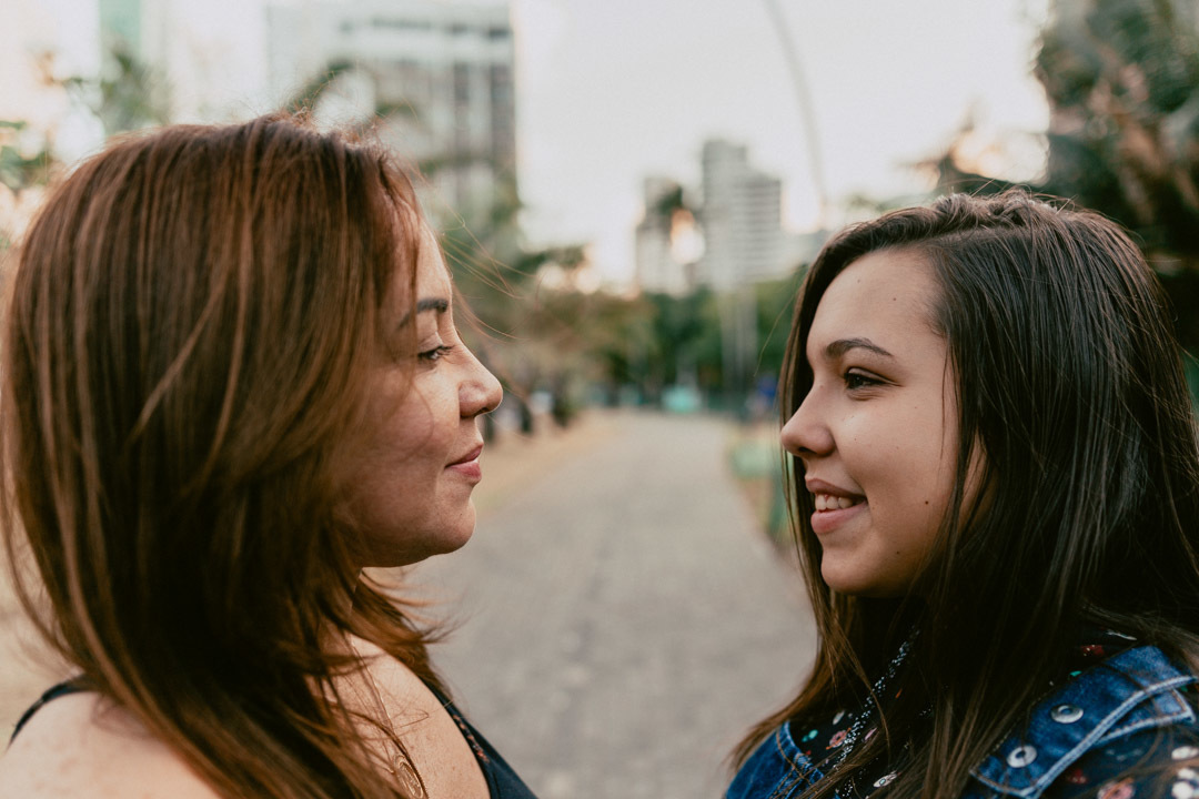 Mãe e filha se olhando