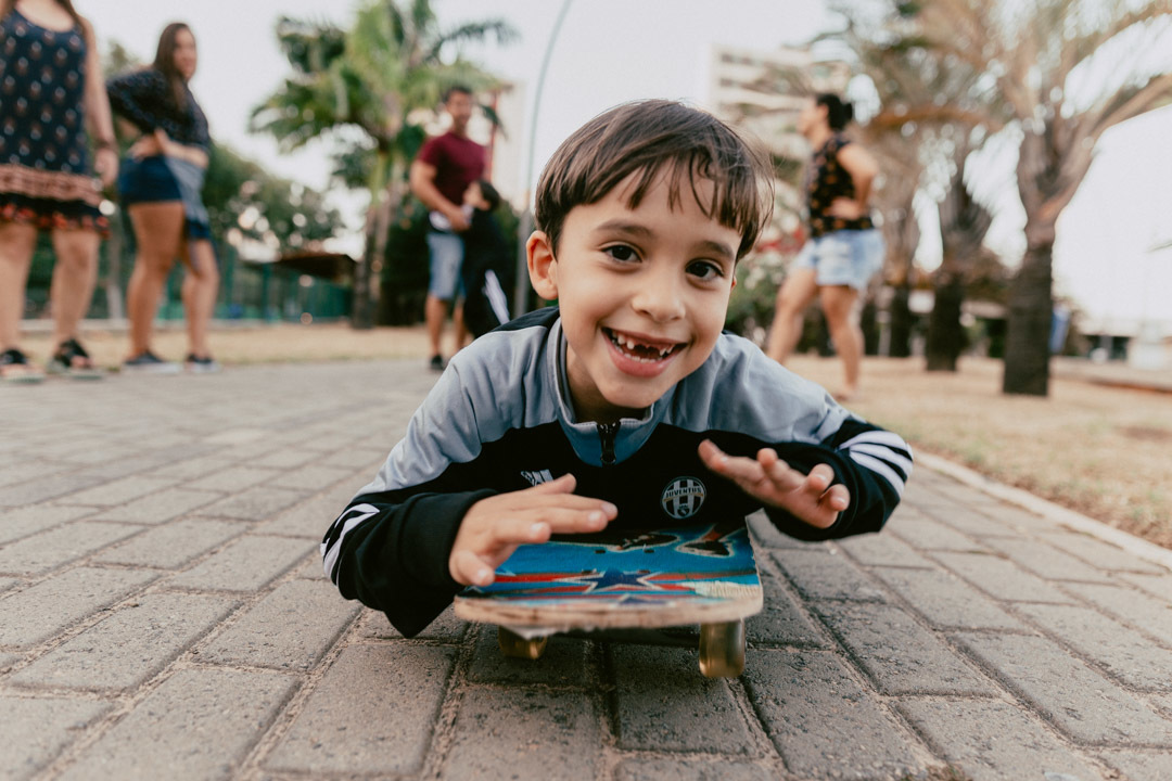 Criança com skate