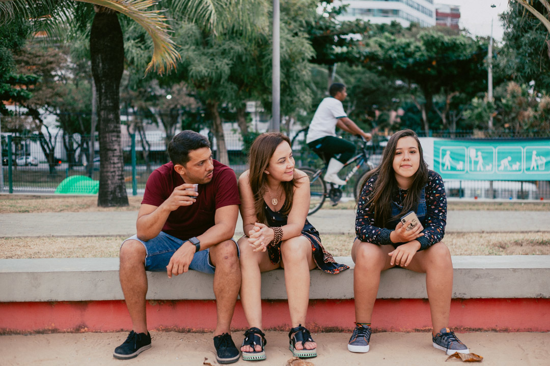 família sentada no parque