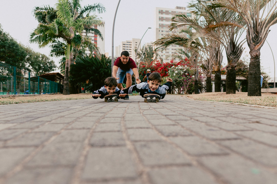 pai e filhos brincando com skate