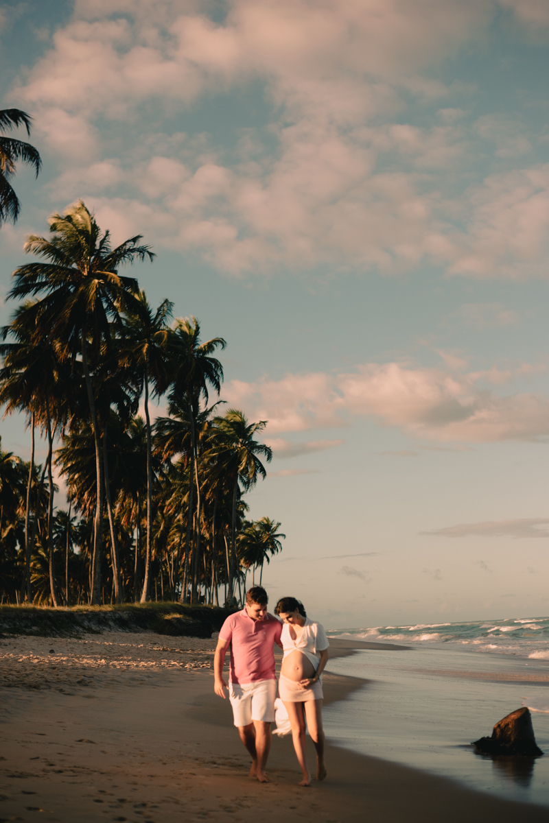 Casal passeando na areia da praia