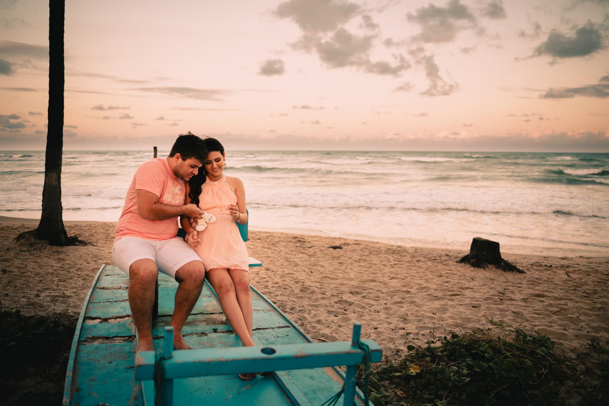 Casal gestante no barco praia