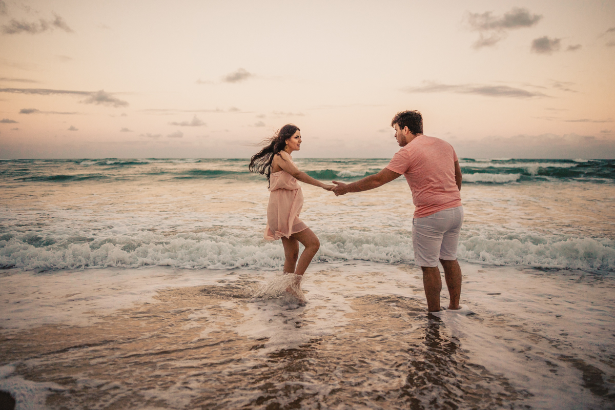 Casal brincando na praia