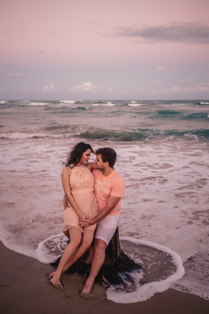 Ensaio casal gestante na praia