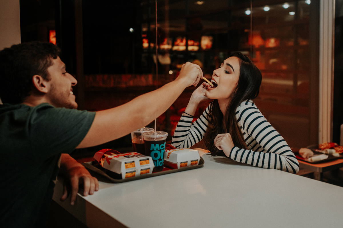 casal comendo batata frita