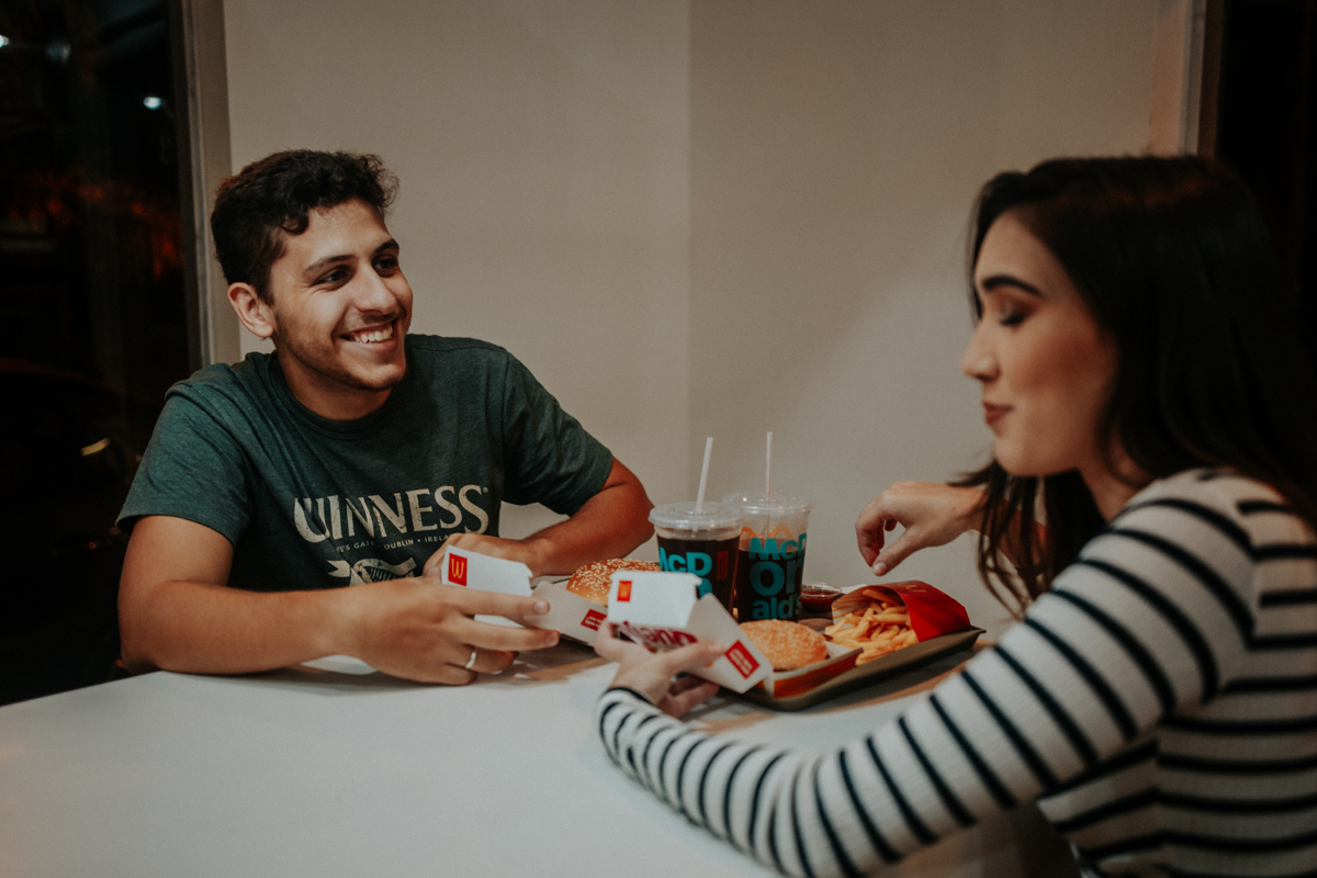 casal na mcdonalds sorrindo