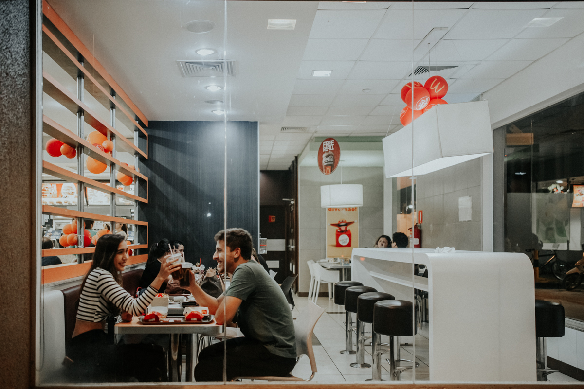 casal comendo na mcdonalds