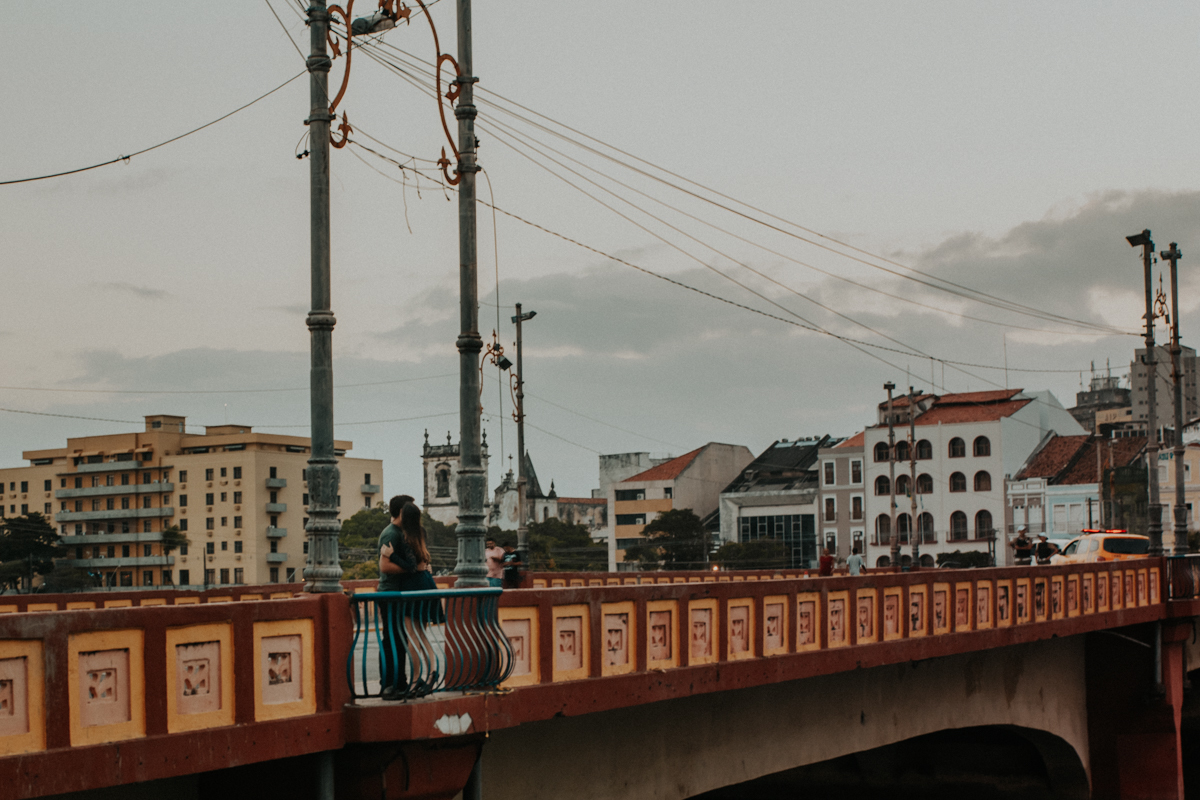 casal na ponte do recife antigo