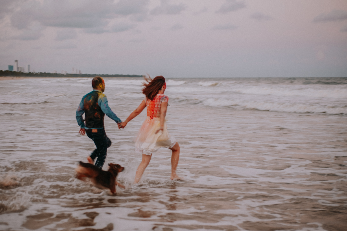 casal correndo para o mar