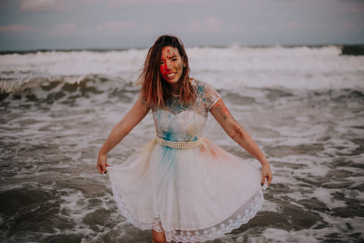 mulher com vestido na praia